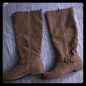 3 for $35 💜 Ladies boots size 9.5